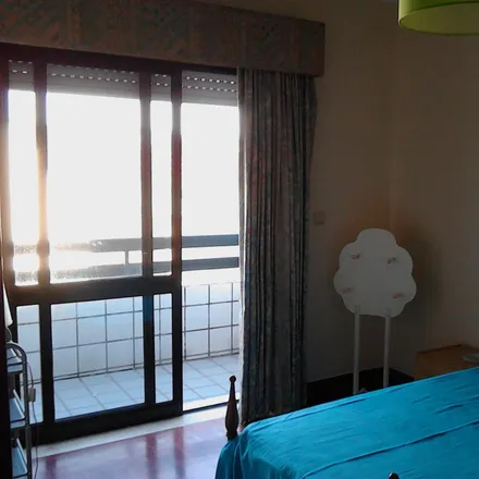 Rent this 2 bed room on Parque de viaturas rebocadas do Veloso in Travessa do Veloso, 4200-517 Porto