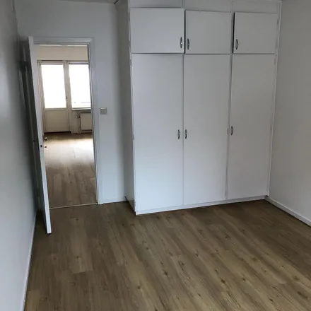 Rent this 3 bed apartment on Sörkällegatan in 451 40 Uddevalla, Sweden