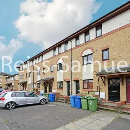 Rent this 4 bed townhouse on Rolls Road in London, SE1 5HH