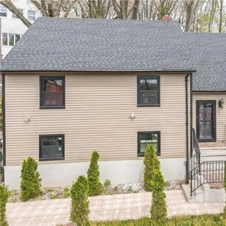 Buy this 5 bed house on 121 Longview Road in New York, NY 10301