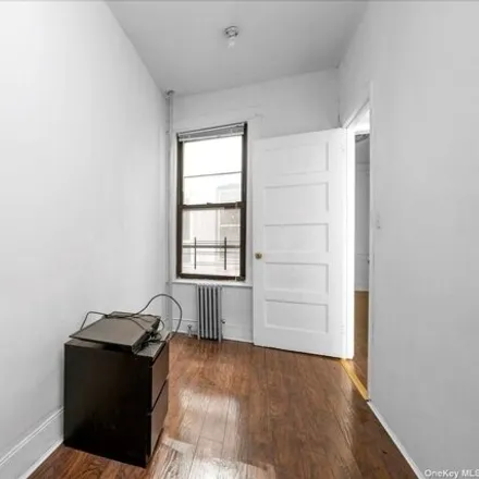 Image 8 - 1881 Putnam Avenue, New York, NY 11385, USA - Townhouse for sale