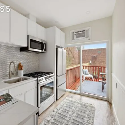 Image 7 - 350 East 4th Street, New York, NY 11218, USA - Townhouse for sale