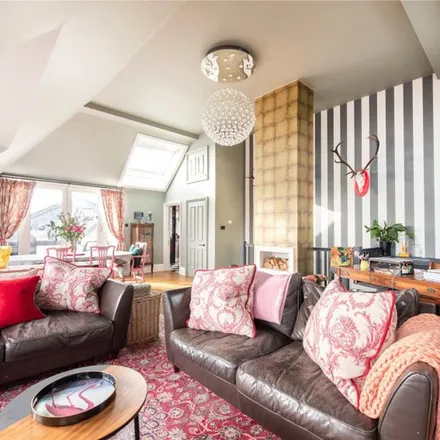Rent this 4 bed apartment on 9 Belsize Grove in London, NW3 4UU