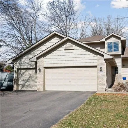 Image 1 - 3982 Country Oaks Drive, Chanhassen, MN 55331, USA - House for sale