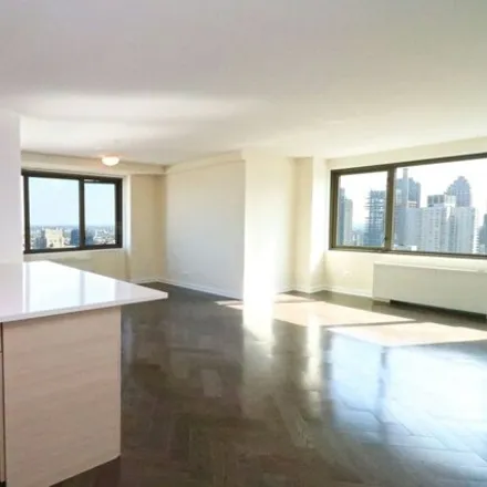 Rent this 2 bed condo on 424 East 82nd Street in New York, NY 10028