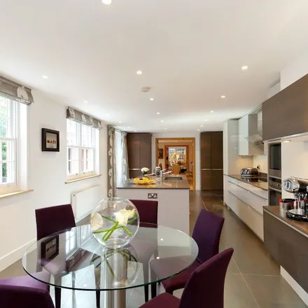 Rent this 7 bed apartment on 9 White Lodge Close in London, N2 0BL