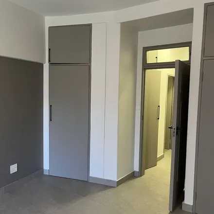 Image 4 - 3rd Avenue, Illovo, Rosebank, 2196, South Africa - Apartment for rent