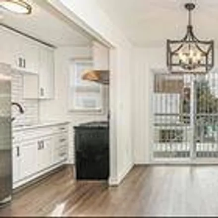 Image 6 - 2778 Miles Avenue, New York, NY 10465, USA - Townhouse for sale