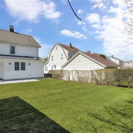 Image 7 - 390 Burkhard Avenue, Village of Mineola, North Hempstead, NY 11501, USA - House for sale