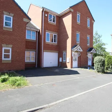 Rent this 4 bed townhouse on 9-59 Delamere Gardens in Wakefield, WF1 4LJ