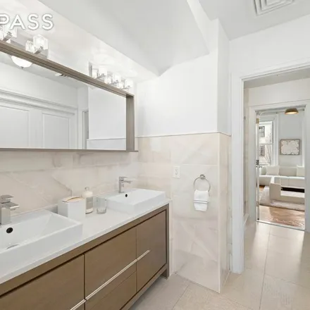 Image 2 - 209A East 61st Street, New York, NY 10065, USA - Townhouse for rent