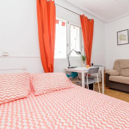Rent this 4 bed room on Carrer de la Ciutat de Mula in 14, 46021 Valencia