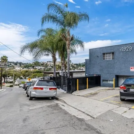 Buy this 35 bed house on 4929 Lynnfield Street in Los Angeles, CA 90032
