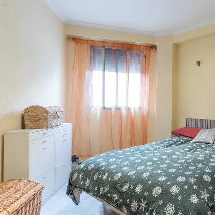 Rent this 2 bed room on Carrer de l'Escultor Ponzanelli in 1, 46025 Valencia