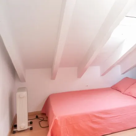 Rent this 4 bed room on Madrid in Hostal Oriente, Plaza de Isabel II