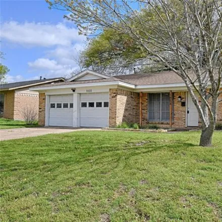 Buy this 3 bed house on 1622 Savage Drive in Mesquite, TX 75149