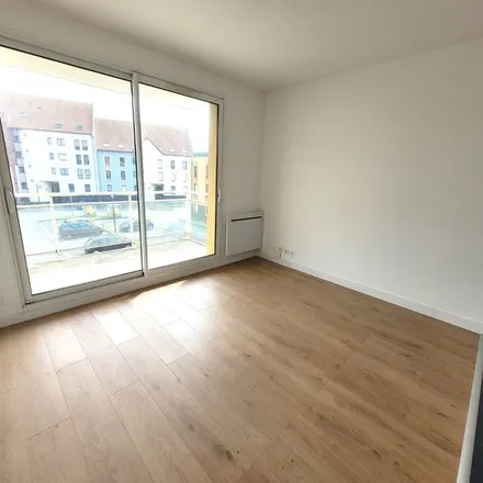 Rent this 2 bed apartment on Hôtel de ville de Calais in Place du Soldat Inconnu, 62107 Calais