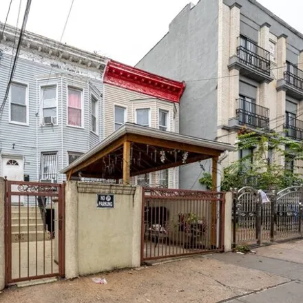 Image 2 - 765 East 224th Street, New York, NY 10466, USA - House for sale
