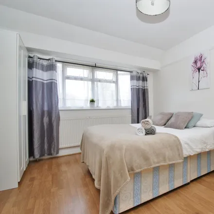 Rent this 5 bed room on First Avenue in London, W3 7JW