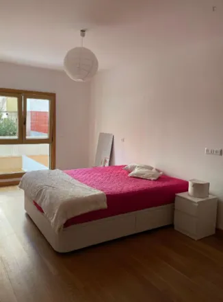 Rent this 3 bed room on Polisistemas in Praceta das Flores, 2610-198 Amadora