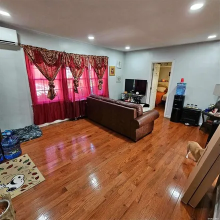 Image 2 - 518 Whittier Street, Village of Westbury, North Hempstead, NY 11590, USA - Apartment for rent