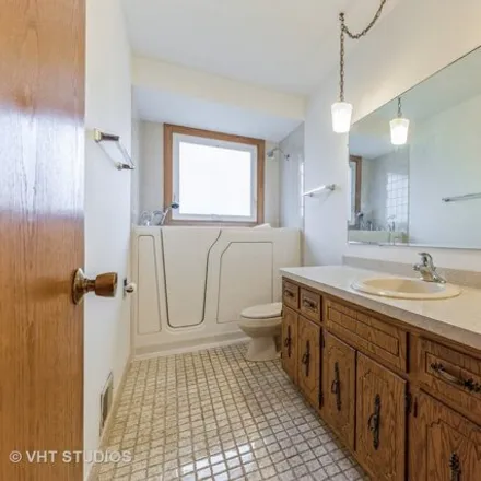 Image 9 - 7491 Blackstone Avenue, Justice, Lyons Township, IL 60458, USA - House for sale