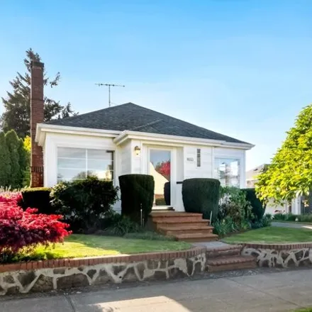 Image 2 - 8025 North Fenwick Avenue, Portland, OR 97217, USA - House for sale