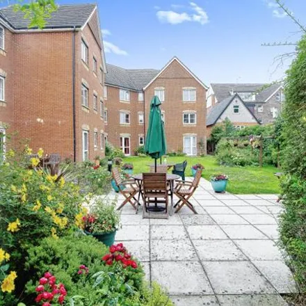 Image 3 - Hillcroft Court, Chaldon Road, Caterham on the Hill, CR3 5PE, United Kingdom - Apartment for sale