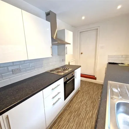 Image 2 - Queen Street, Newcastle-under-Lyme, ST5 8QJ, United Kingdom - Townhouse for rent