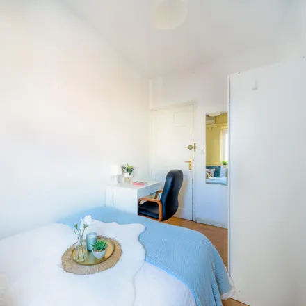 Rent this 14 bed room on Calle del Conde de Aranda in 5, 28001 Madrid
