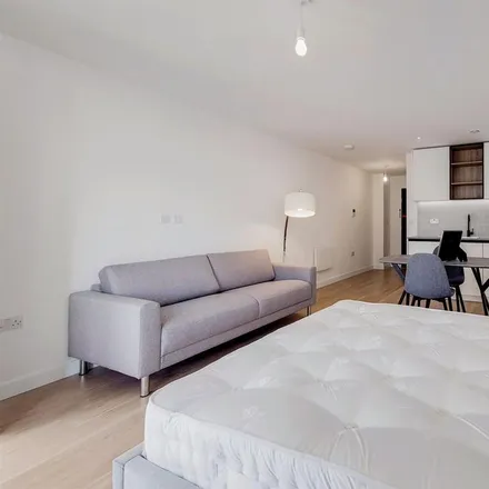 Image 1 - Fairbank House, Beaufort Square, London, NW9 5SW, United Kingdom - Apartment for rent