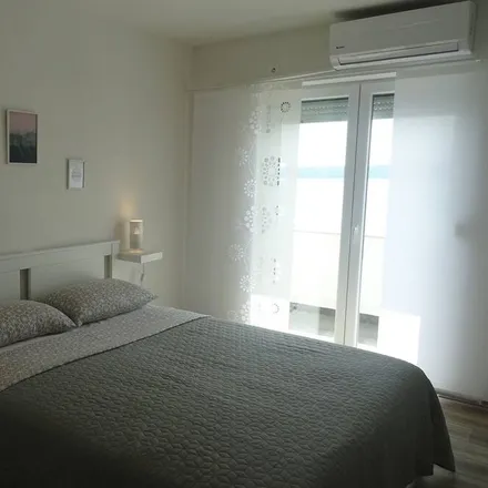 Rent this 6 bed house on Posedarje in Jadranska ulica, 23242 Općina Posedarje