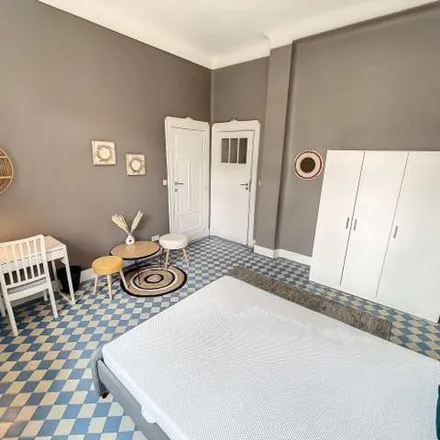 Rent this 5 bed apartment on محلات بيع الجملة in Rue Limnander - Limnanderstraat, 1070 Anderlecht