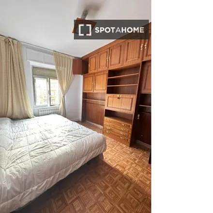 Rent this 4 bed room on Aniano in Avenida de Portugal, 37005 Salamanca