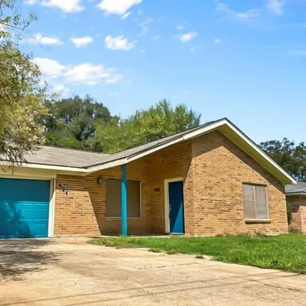 Rent this 3 bed house on 662 Alamo Street in West Columbia, TX 77486