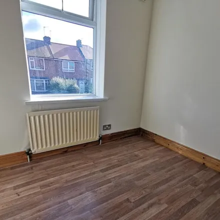 Rent this 3 bed apartment on Holmesdale Road in Newcastle upon Tyne, NE5 3NB