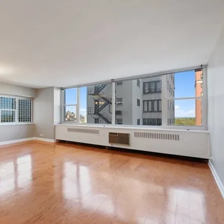 Image 4 - Imperial Towers, 4250 North Marine Drive, Chicago, IL 60613, USA - Condo for sale