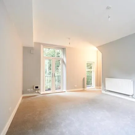 Image 3 - East View, Mytholmroyd, HX7 5ET, United Kingdom - Townhouse for sale