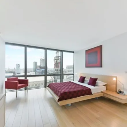 Rent this 3 bed apartment on West India Avenue in Canary Wharf, London