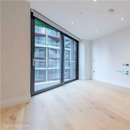 Image 8 - Falcon Grove, London, SW11 2NY, United Kingdom - Loft for sale