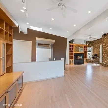 Image 2 - 1228 West Glenlake Avenue, Chicago, IL 60660, USA - House for sale