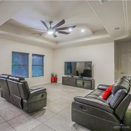 Image 6 - 1915 Meadow Way Drive, Meadow Creek Country Club Colonia, Mission, TX 78572, USA - House for sale