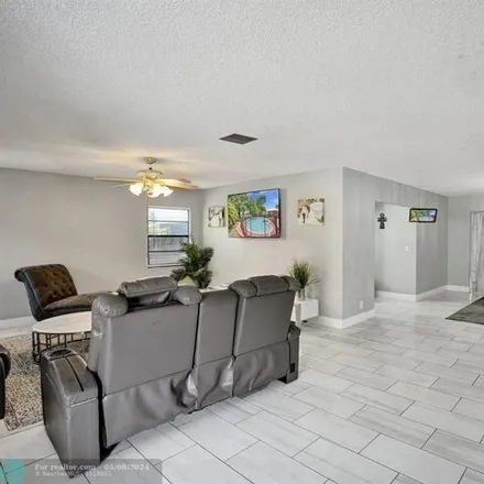 Image 6 - 1319 Southwest 75th Avenue, North Lauderdale, FL 33068, USA - House for sale
