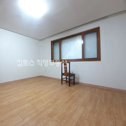 Rent this 2 bed apartment on 서울특별시 송파구 석촌동 266-12