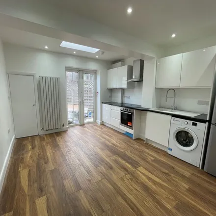 Image 5 - Albion Road, London, N17 9DB, United Kingdom - Apartment for rent