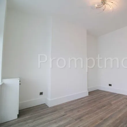 Image 2 - Turners Road South, Luton, LU2 0PH, United Kingdom - Townhouse for rent