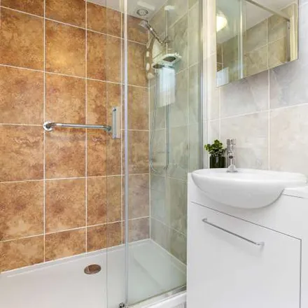 Image 3 - 20 Baron's Court Road, London, W14 9DP, United Kingdom - Apartment for rent