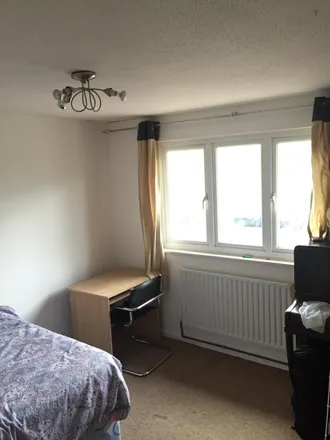 Rent this 4 bed room on North Road in London, SW19 1BB