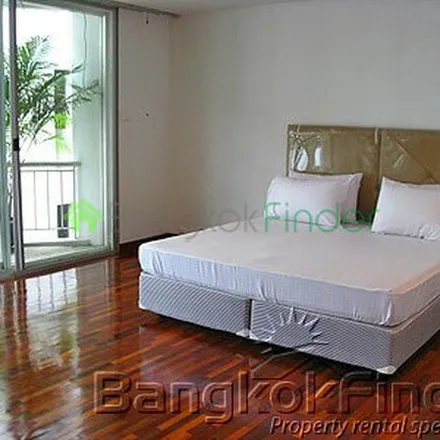 Rent this 3 bed apartment on Krung Kasem Road in Khlong Maha Nak Subdistrict, Pom Prap Sattru Phai District