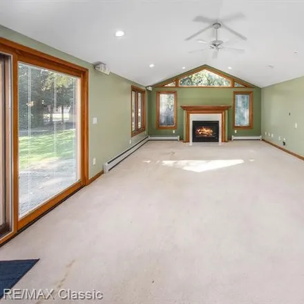 Image 5 - 4699 Westlawn Parkway, Waterford Township, MI 48328, USA - House for sale
